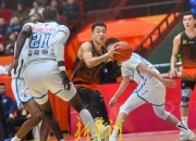 乐动体育平台-山东男篮备战对抗福建队，全队精神抖擞