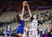 乐动体育全站-女篮亚洲杯决赛：澳大利亚半场54-43领先日本，田中心19分