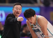 乐动体育投注-包含杨瀚森连得5分打停鹈鹕，下场与队友握手相互打气的词条