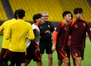 乐动体育登录-足球比赛现场人山人海，球队斗志昂扬