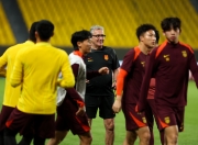 乐动体育登录-足球比赛现场人山人海，球队斗志昂扬