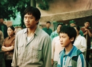 乐动体育在线-打赏成瘾父子档：初二男生一日挥金五万其父四年豪掷百万家长表示自责