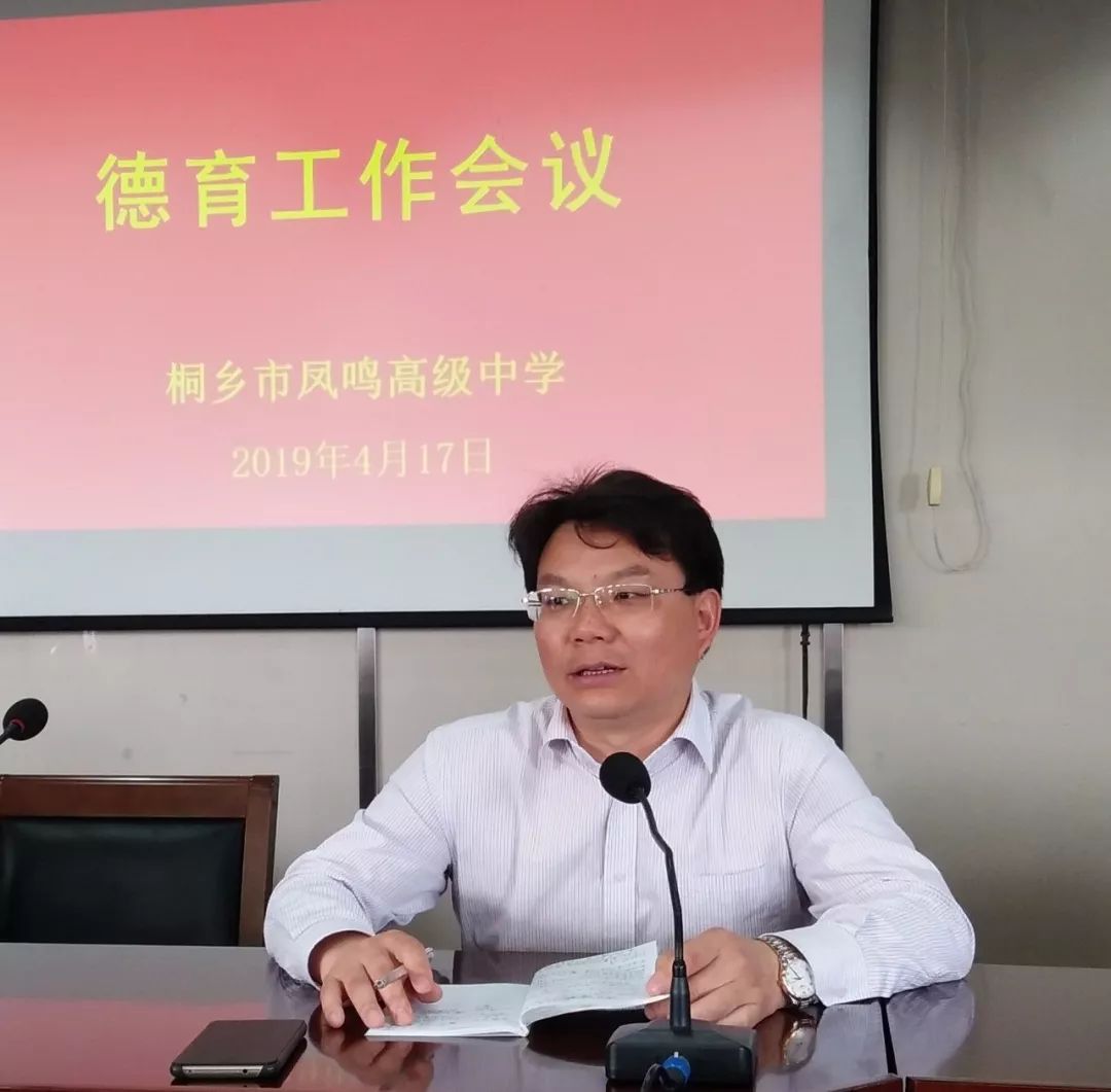 队员情绪波动，主教练严谨指导