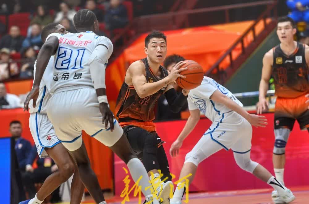 山东男篮备战对抗福建队，全队精神抖擞