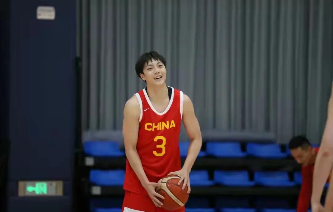 胡明轩三分绝杀中国男篮险胜尤文图特的简单介绍