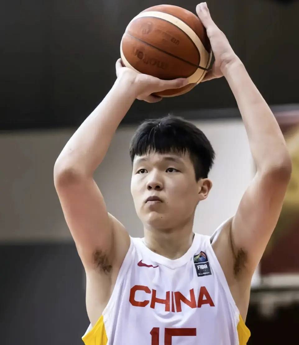 关于杨瀚森高位策应传球失误被换下，双手掩面略显沮丧的信息