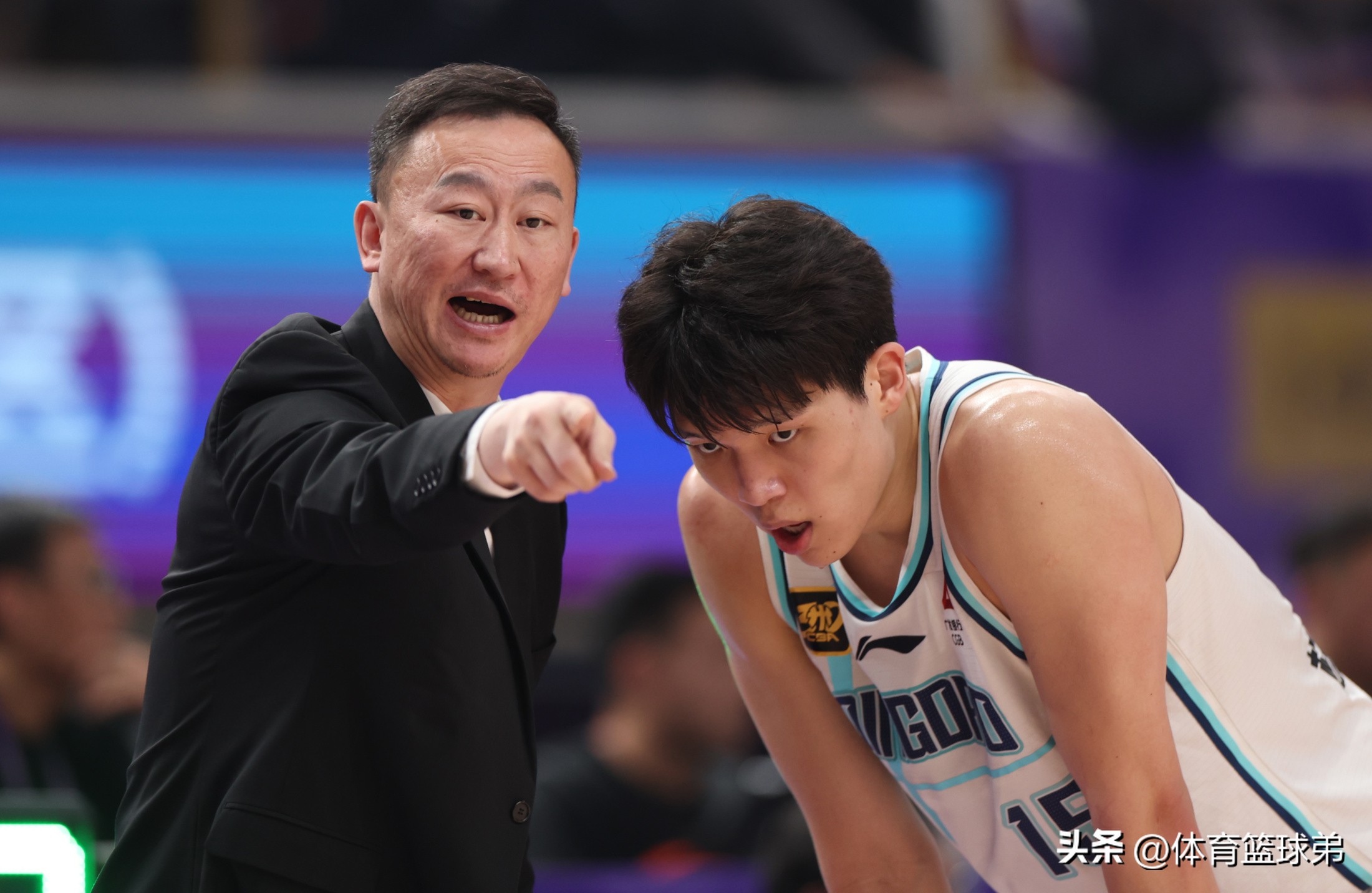包含杨瀚森连得5分打停鹈鹕，下场与队友握手相互打气的词条