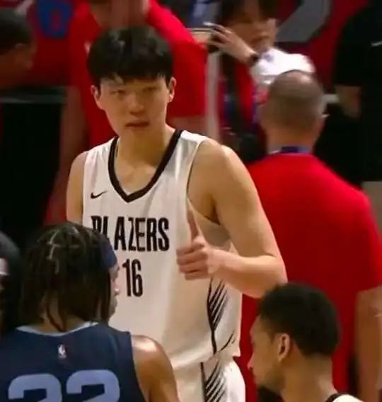 包含杨瀚森连得5分打停鹈鹕，下场与队友握手相互打气的词条