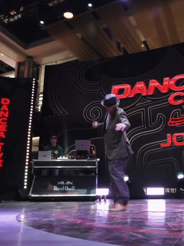 包含2025TOP世界街舞大赛总决赛裁判秀-JR的词条